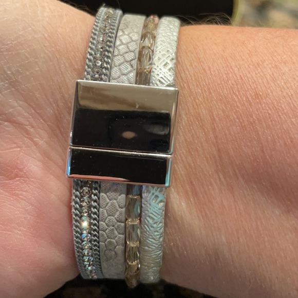 Fesciory Leopard 4 strand silver tone bracelet w/rhinestones. Magnetic closure. - Picture 7 of 7